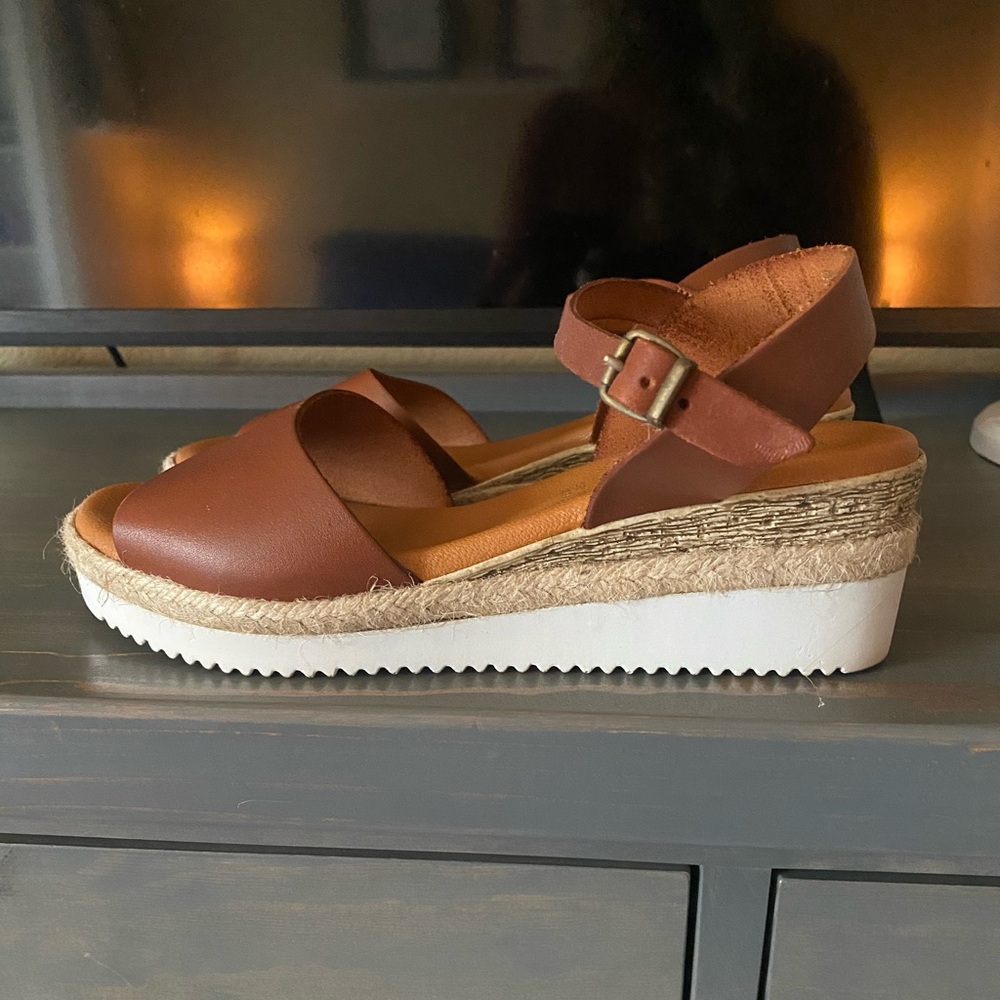 Bertuchi Wedge Sandals